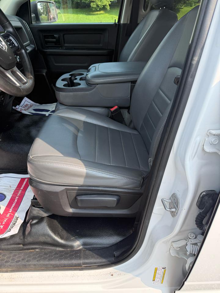 RAM 1500 4WD Crew Cab 140.5" ST 2015