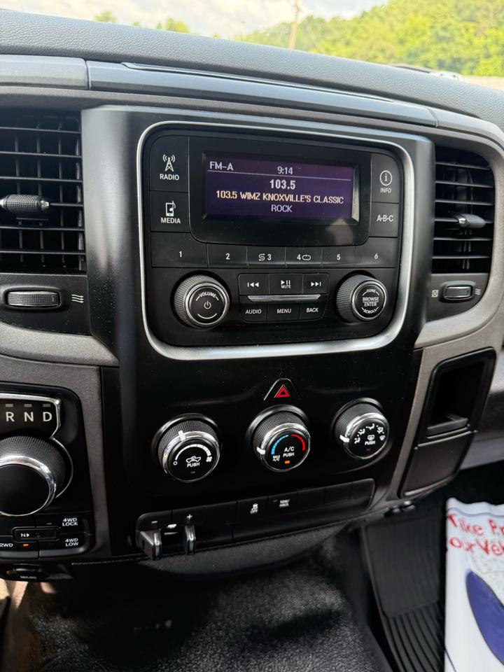 RAM 1500 4WD Crew Cab 140.5" ST 2015