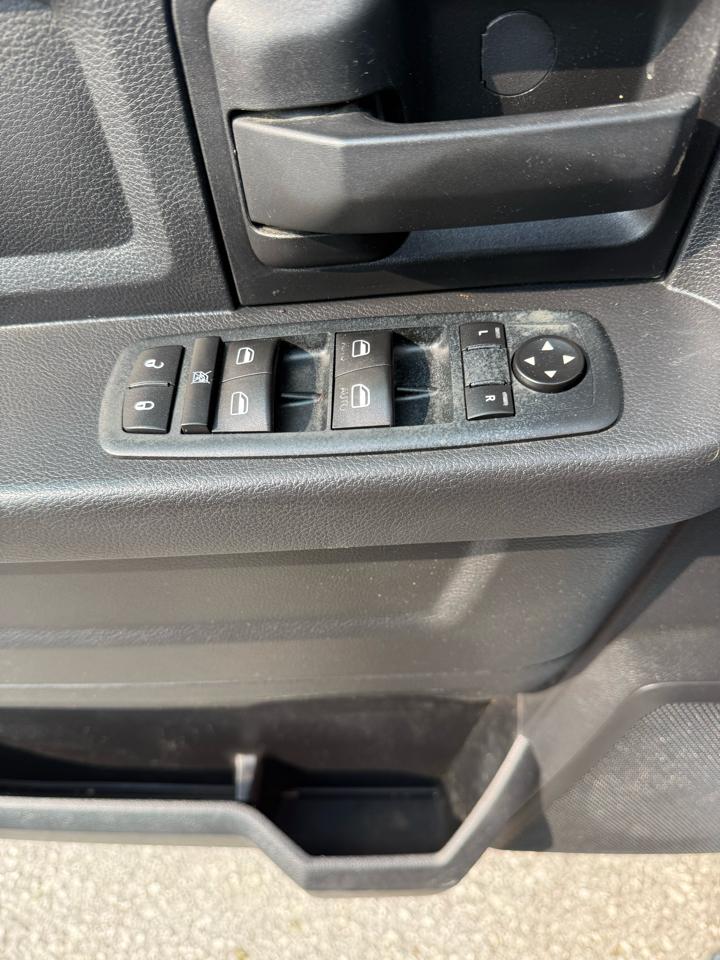 RAM 1500 4WD Crew Cab 140.5" ST 2015