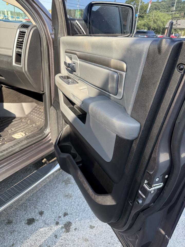 RAM 1500 4WD Crew Cab 140.5" SLT 2014