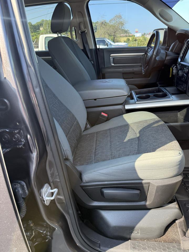 RAM 1500 4WD Crew Cab 140.5" SLT 2014
