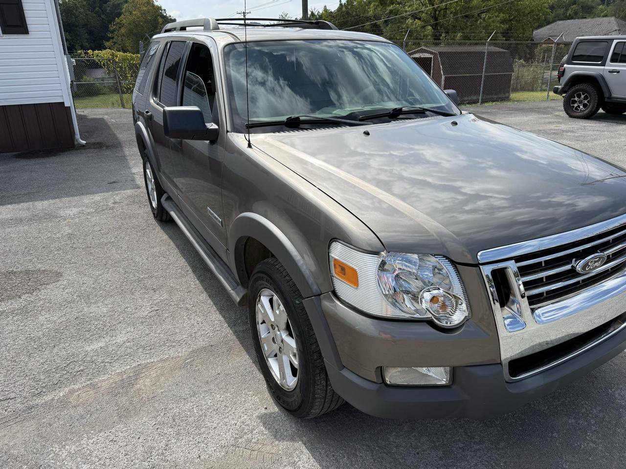 Ford Explorer XLT 4.6L 2WD 2006