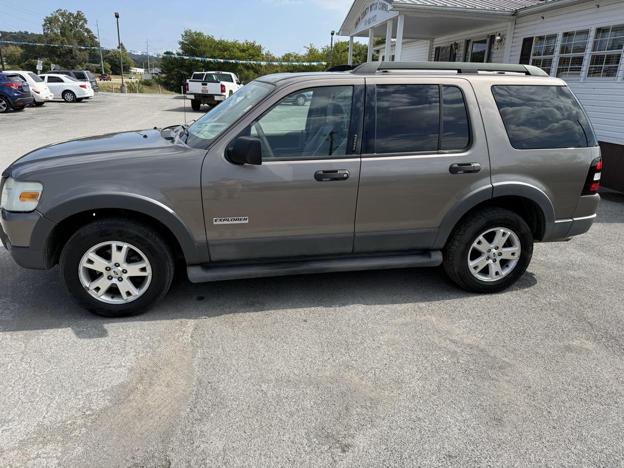 Ford Explorer XLT 4.6L 2WD 2006