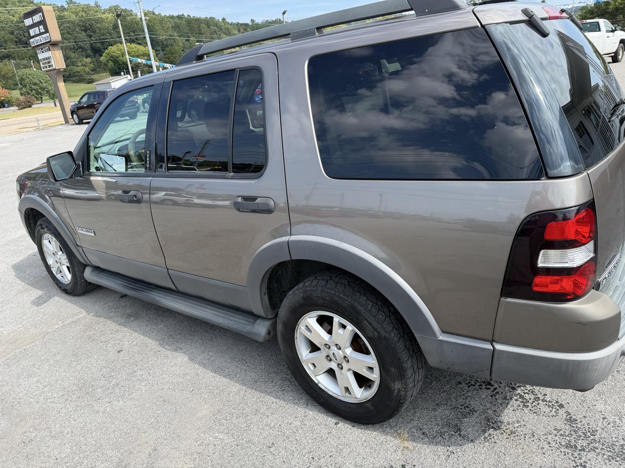 Ford Explorer XLT 4.6L 2WD 2006