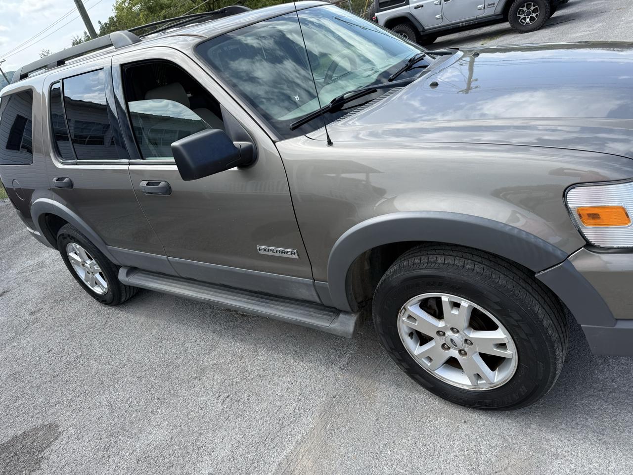 Ford Explorer XLT 4.6L 2WD 2006