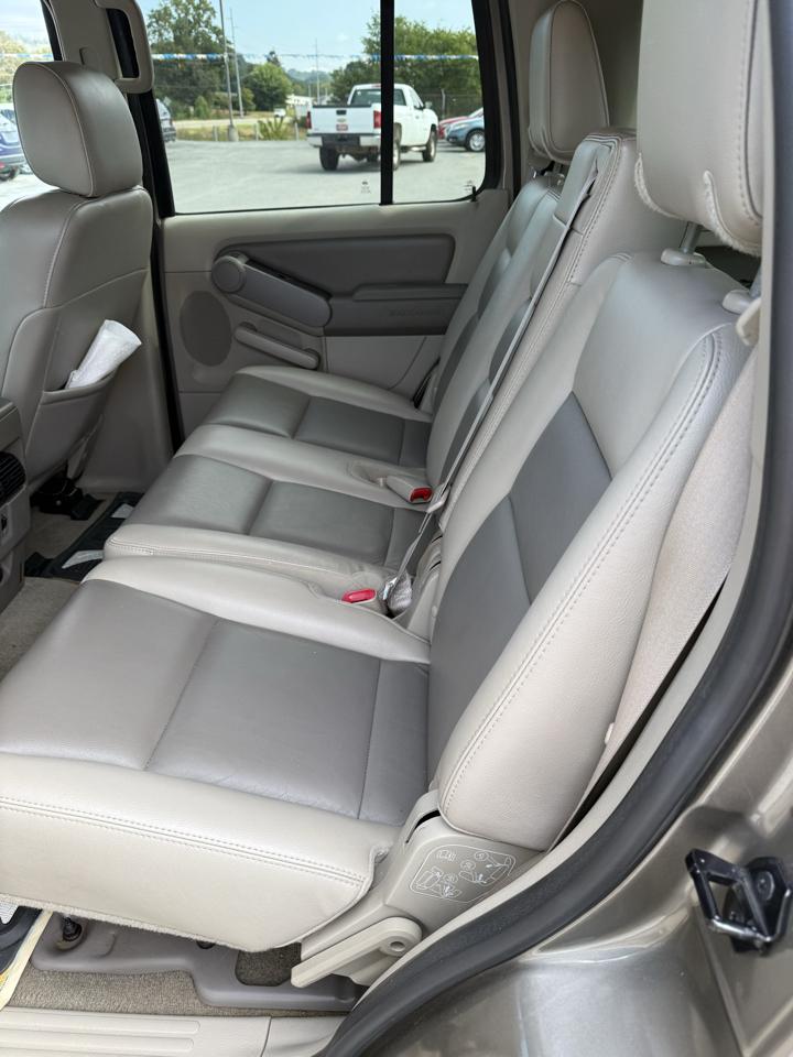 Ford Explorer XLT 4.6L 2WD 2006