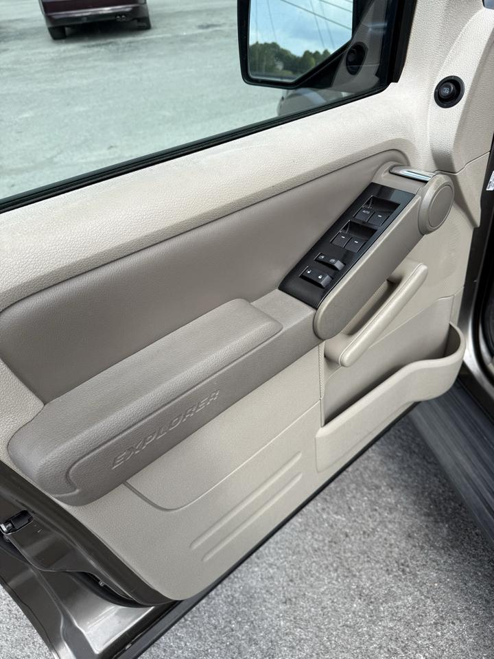 Ford Explorer XLT 4.6L 2WD 2006