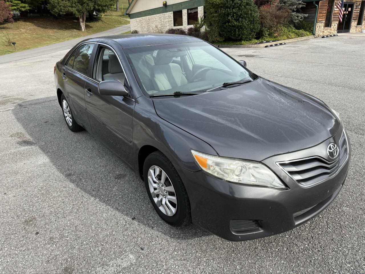 Toyota Camry XLE V6 6-Spd AT 2011