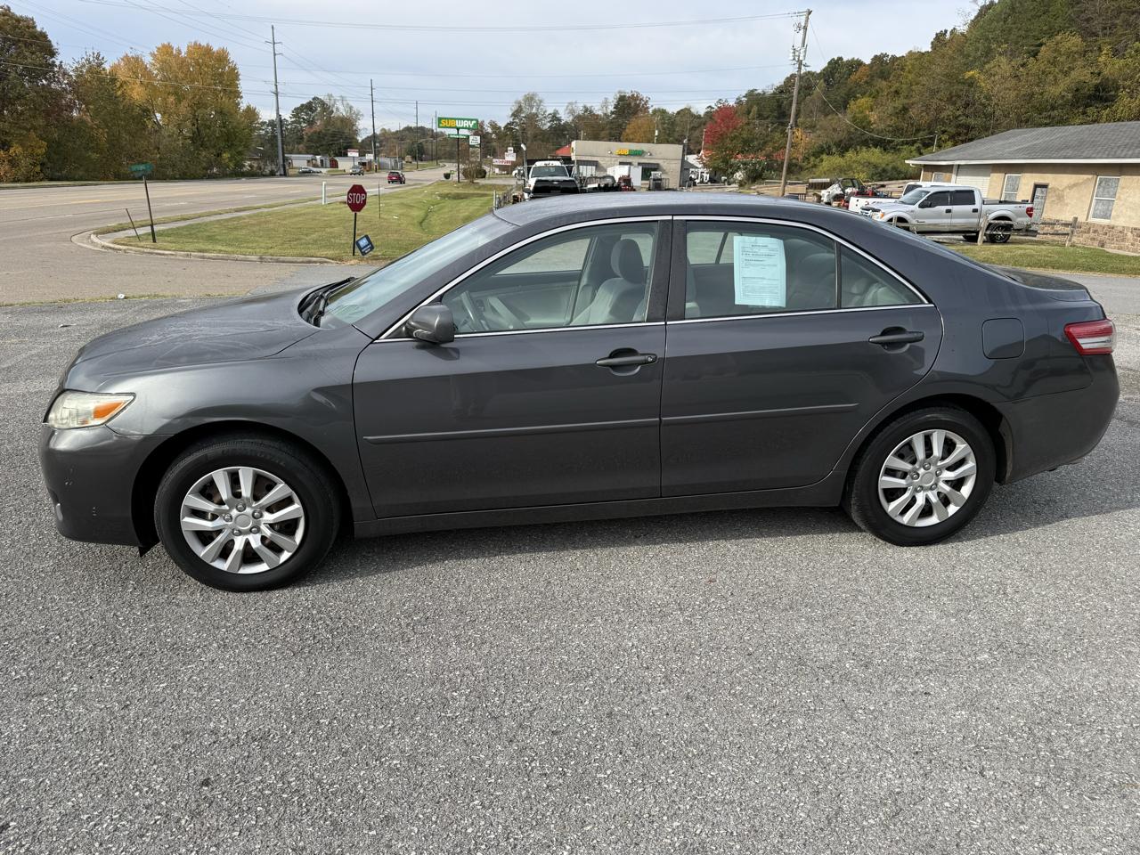 Toyota Camry XLE V6 6-Spd AT 2011