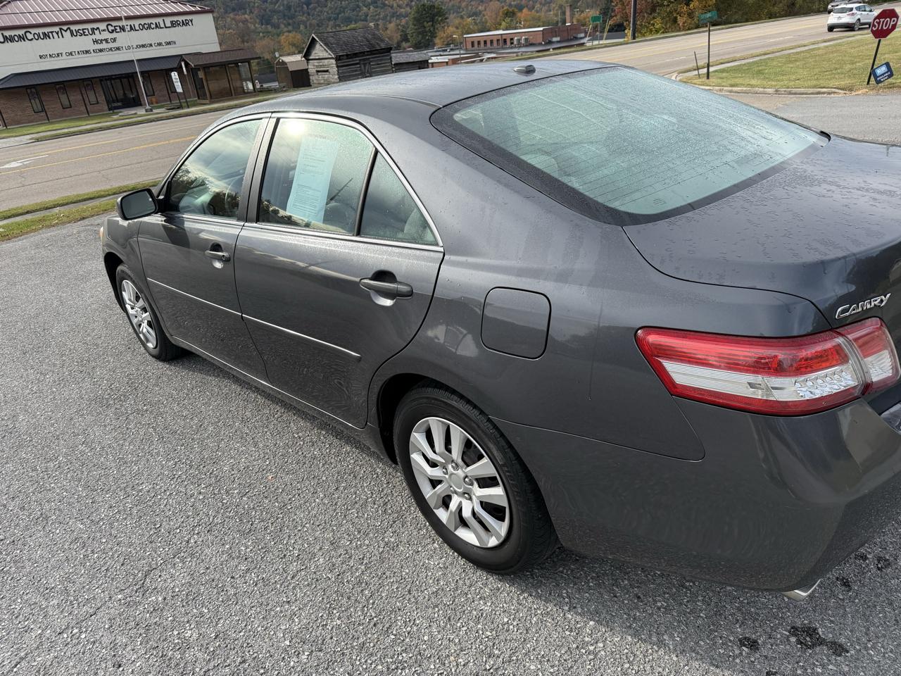 Toyota Camry XLE V6 6-Spd AT 2011