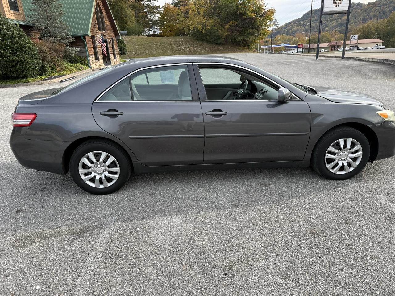 Toyota Camry XLE V6 6-Spd AT 2011