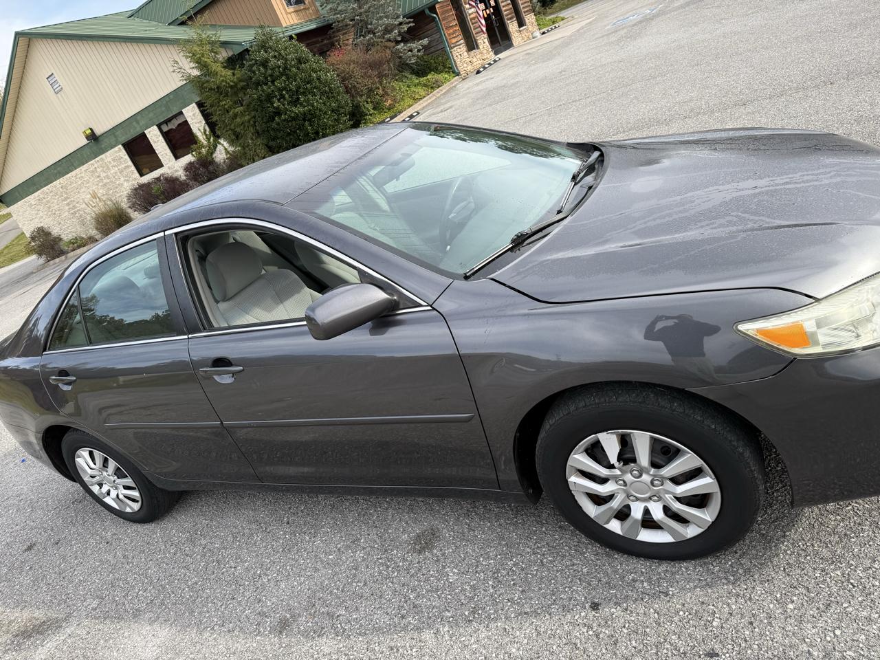Toyota Camry XLE V6 6-Spd AT 2011