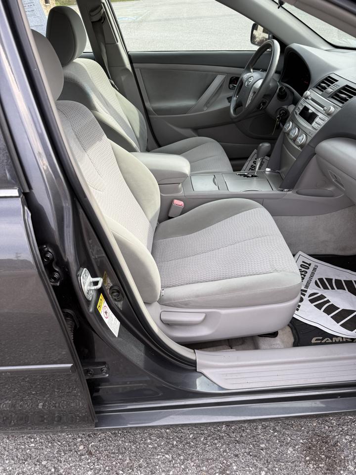 Toyota Camry XLE V6 6-Spd AT 2011