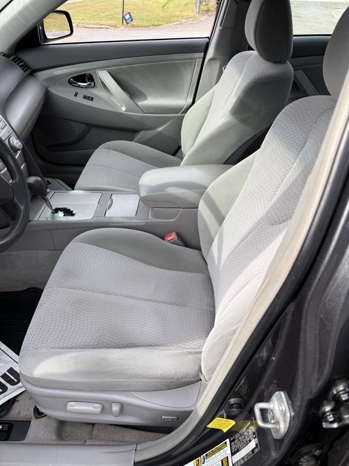 Toyota Camry XLE V6 6-Spd AT 2011