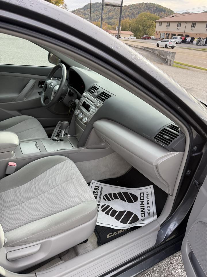 Toyota Camry XLE V6 6-Spd AT 2011