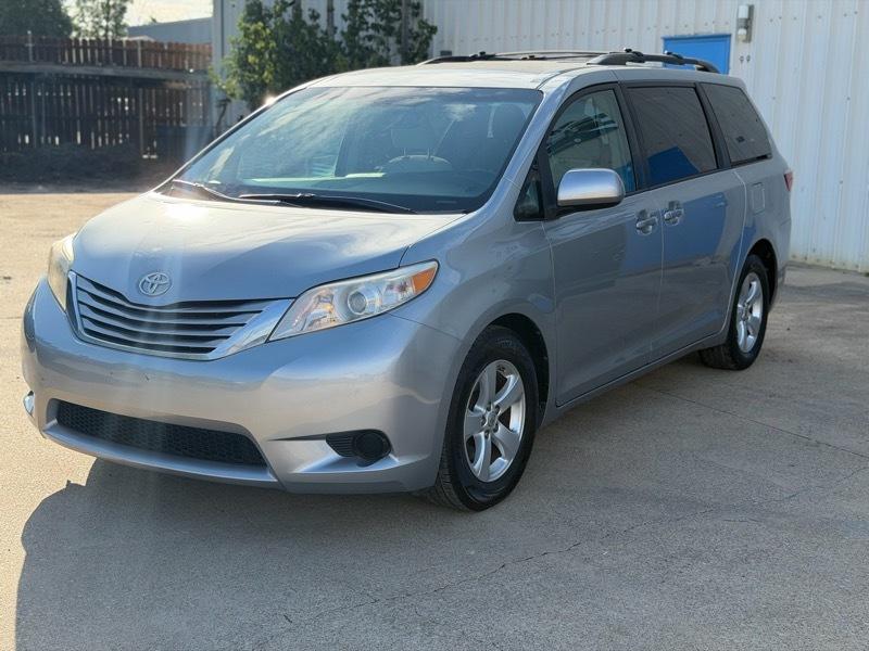 2017 Toyota Sienna LE V6 7-Passenger Access Seat's photo