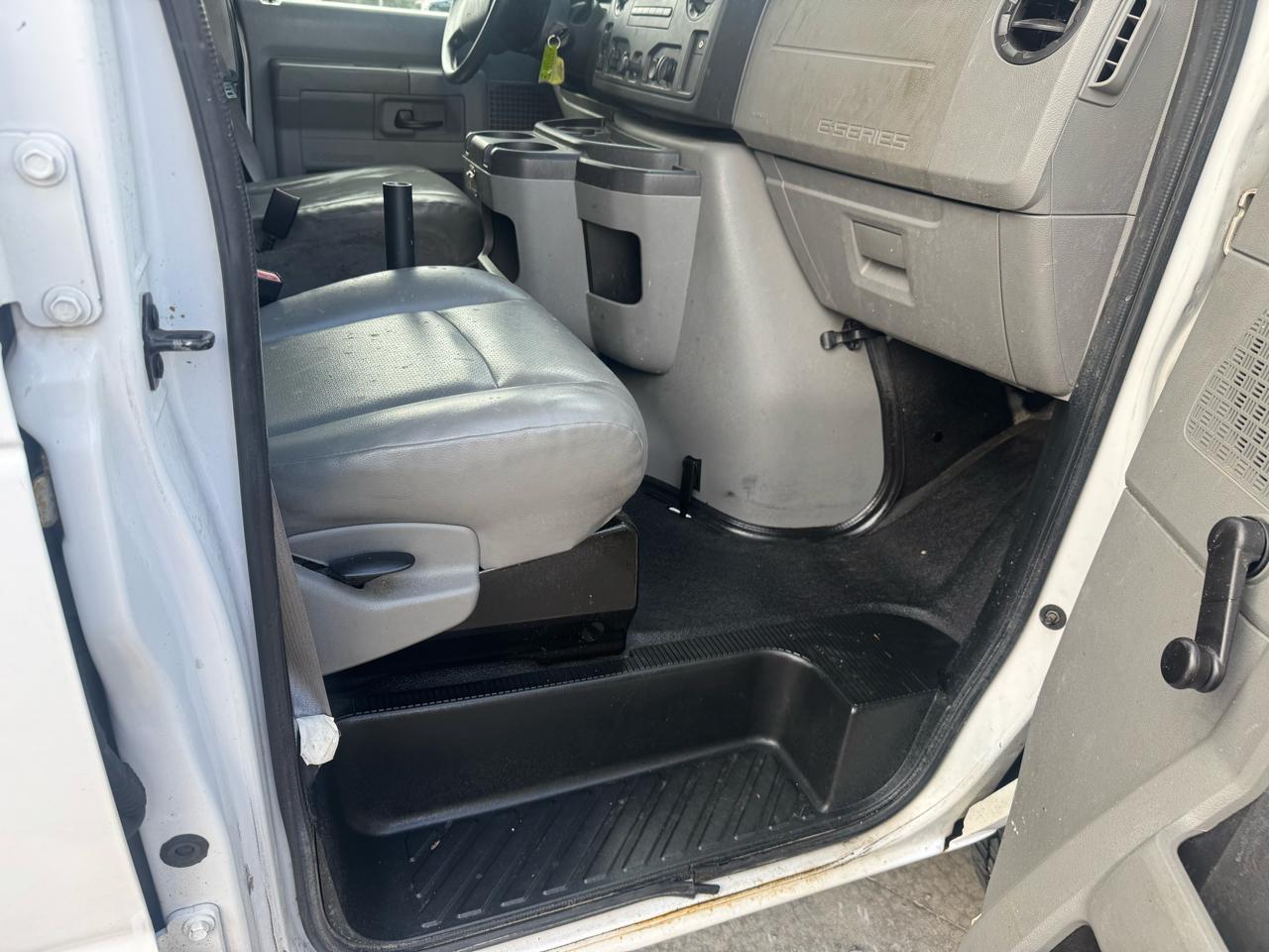 Ford Econoline E-350 Super Duty Extended 2012