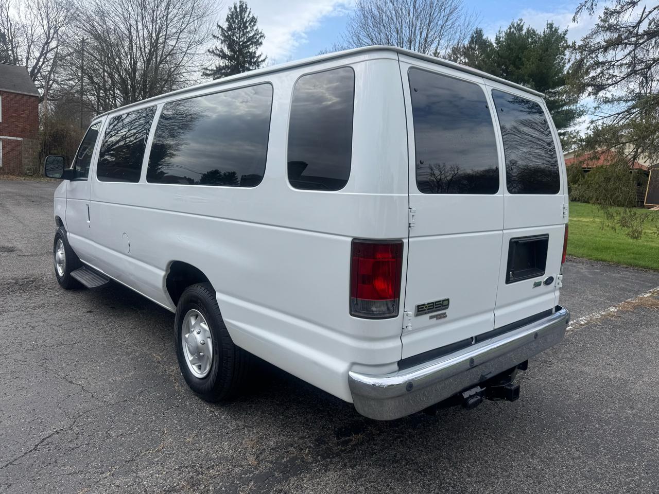 Ford Econoline E-350 XLT Super Duty Extended 2013