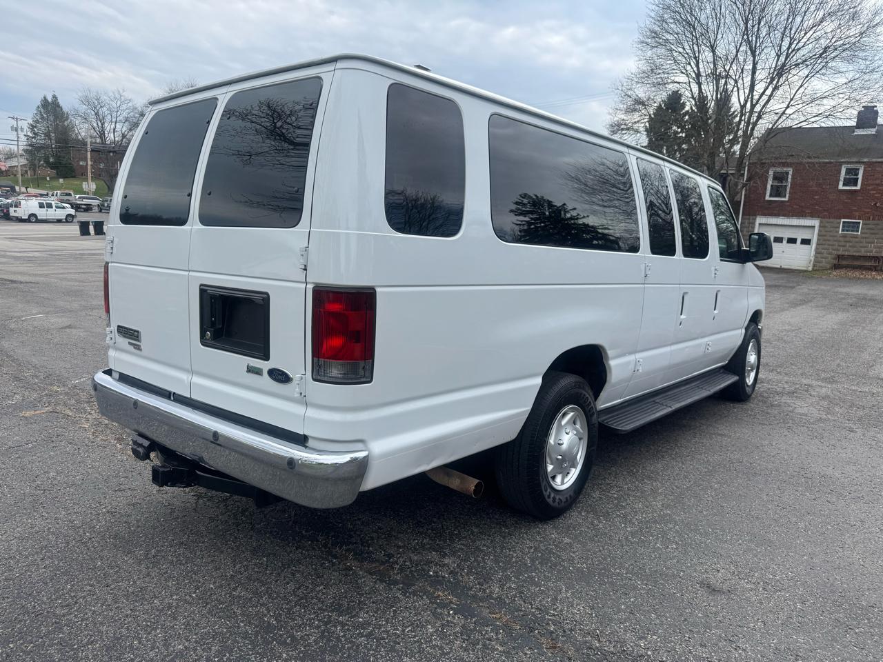 Ford Econoline E-350 XLT Super Duty Extended 2013