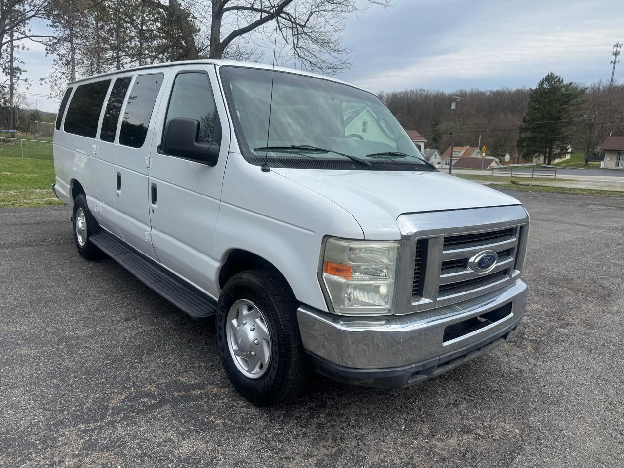 Ford Econoline E-350 XLT Super Duty Extended 2013