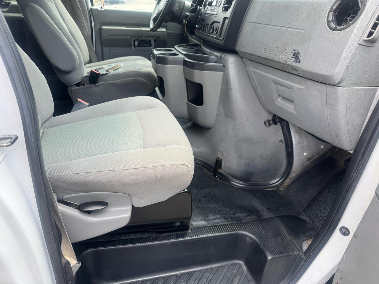 Ford Econoline E-350 XLT Super Duty Extended 2013