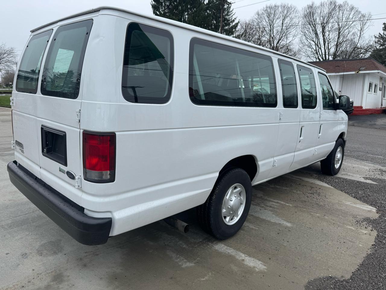 Ford Econoline E-350 XLT Super Duty Extended 2013