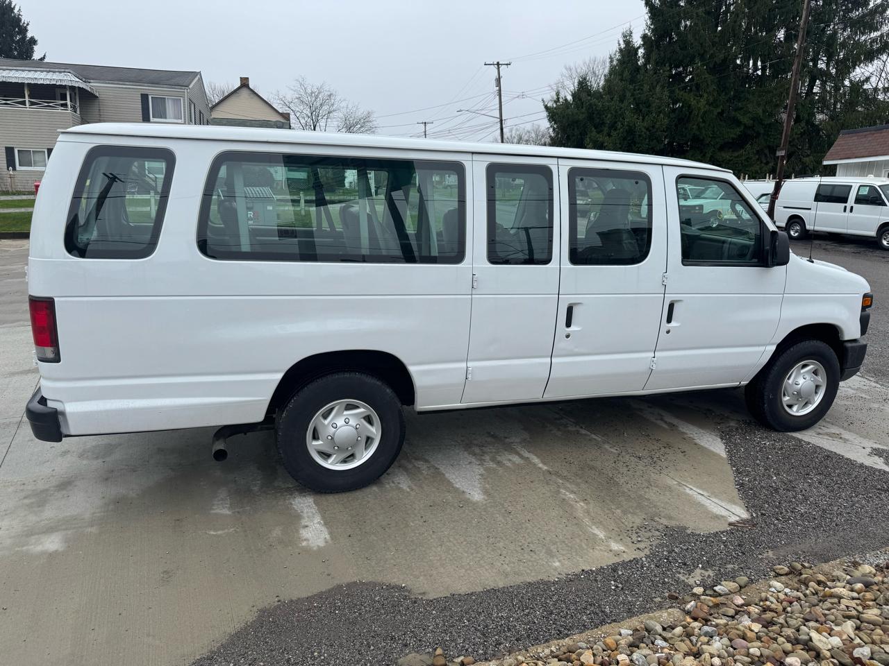 Ford Econoline E-350 XLT Super Duty Extended 2013