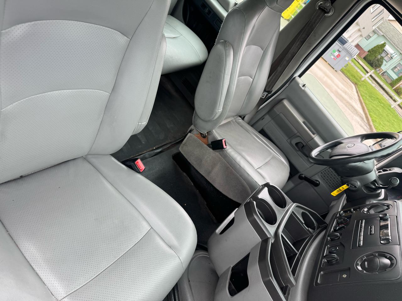 Ford Econoline E-350 XLT Super Duty Extended 2013