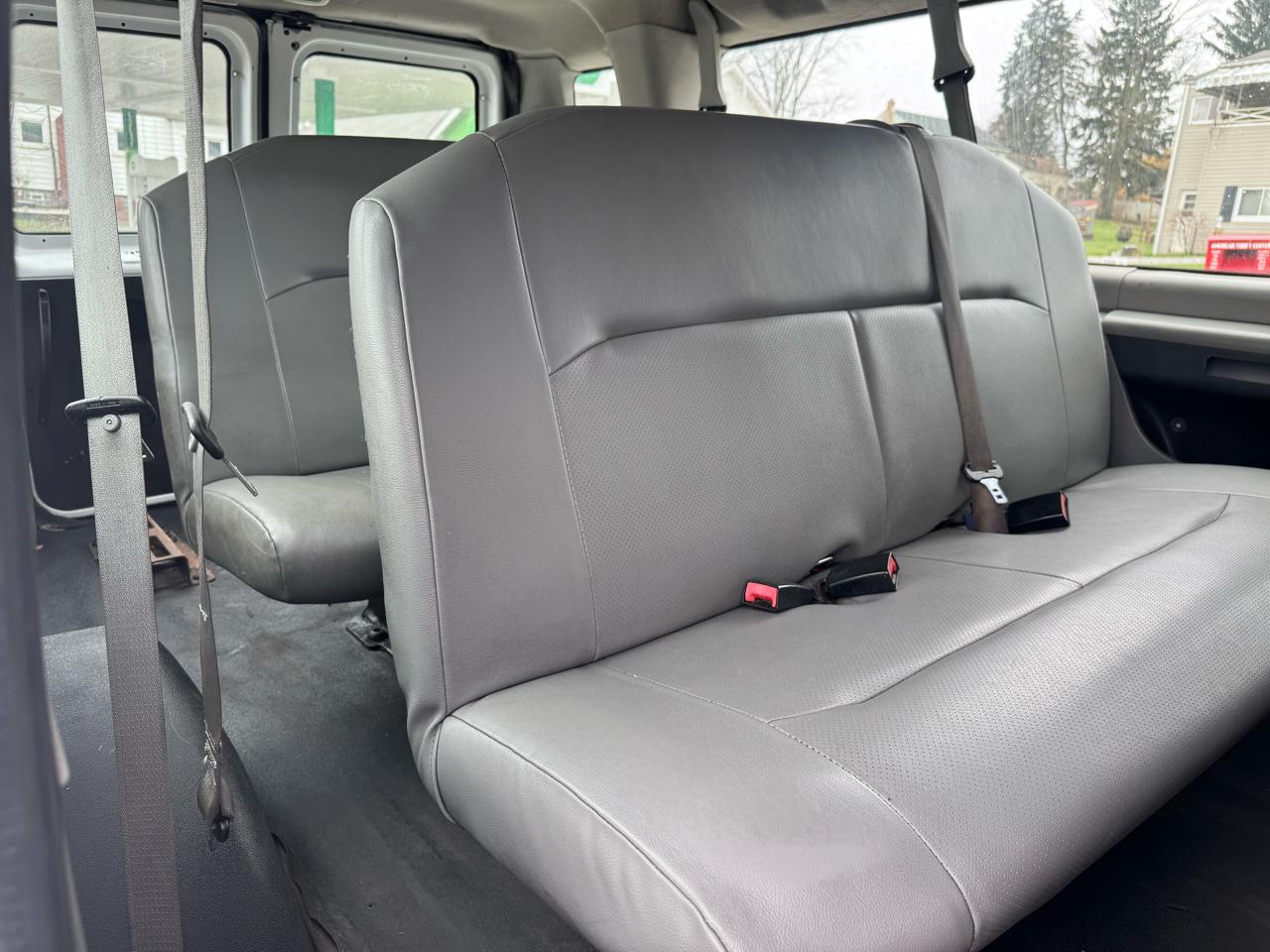 Ford Econoline E-350 XLT Super Duty Extended 2013