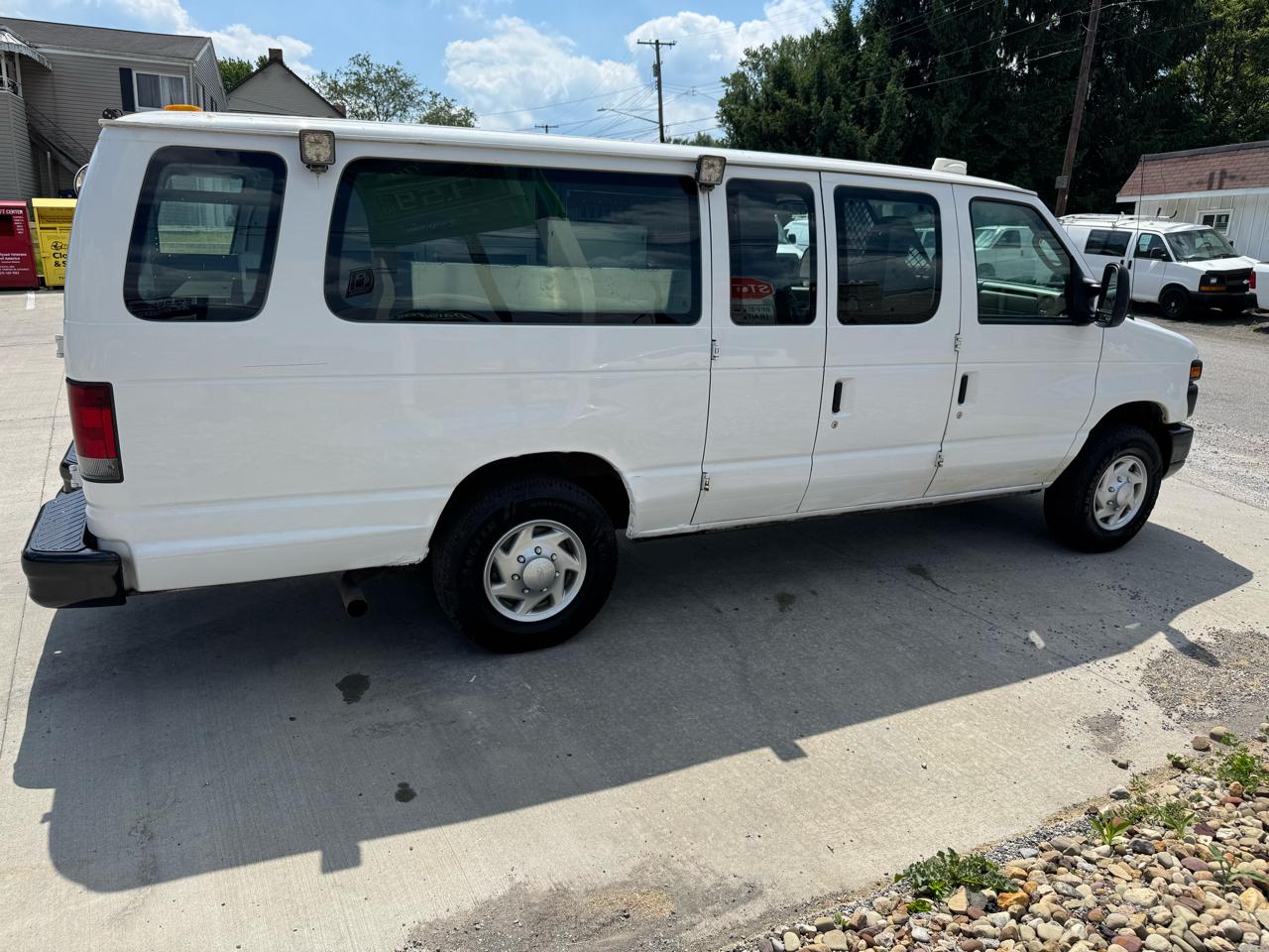 Ford Econoline E-350 Super Duty Extended 2012