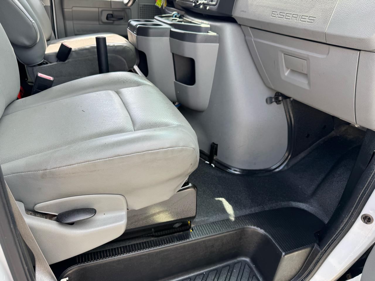 Ford Econoline E-350 Super Duty Extended 2012