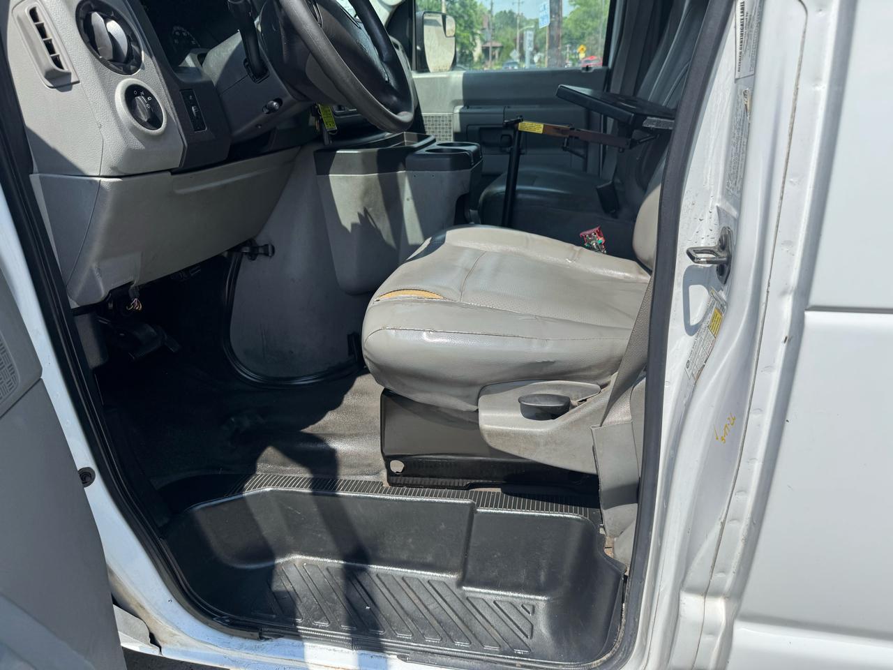 Ford Econoline E-350 Super Duty Extended 2013