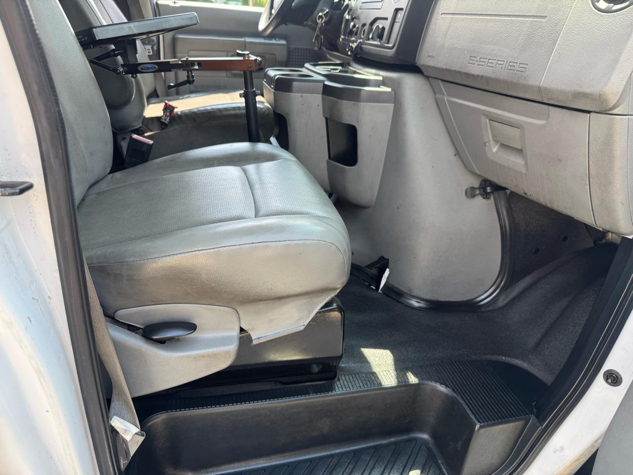 Ford Econoline E-350 Super Duty Extended 2013