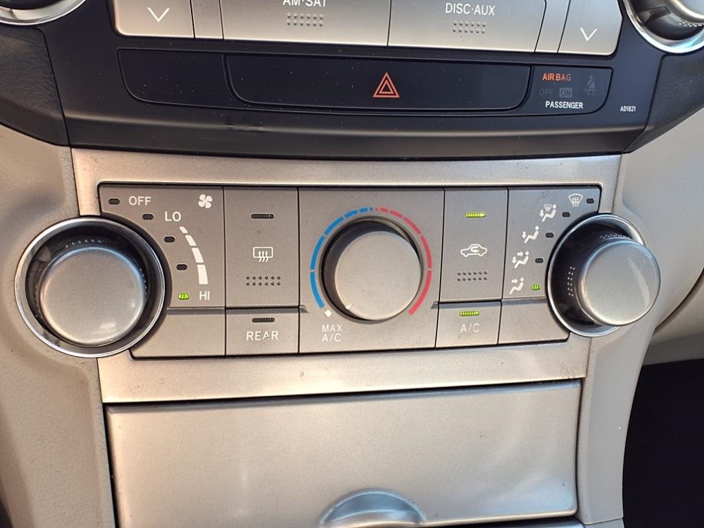 Toyota Highlander Base 2WD V6 2011