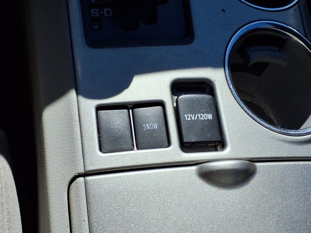 Toyota Highlander Base 2WD V6 2011