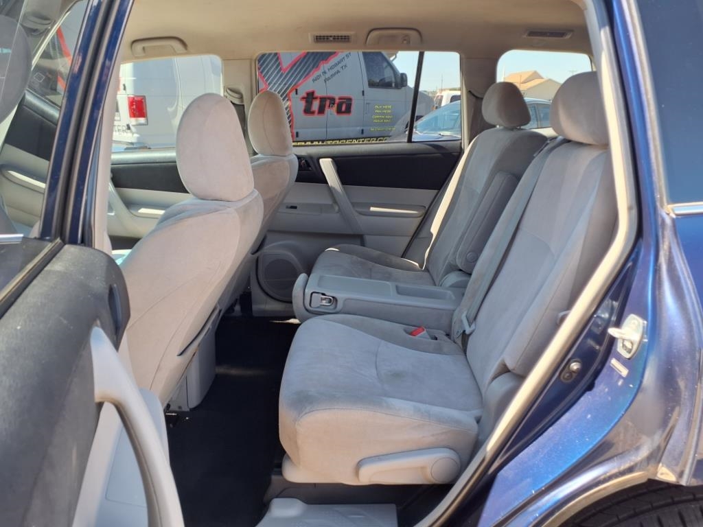 Toyota Highlander Base 2WD V6 2011