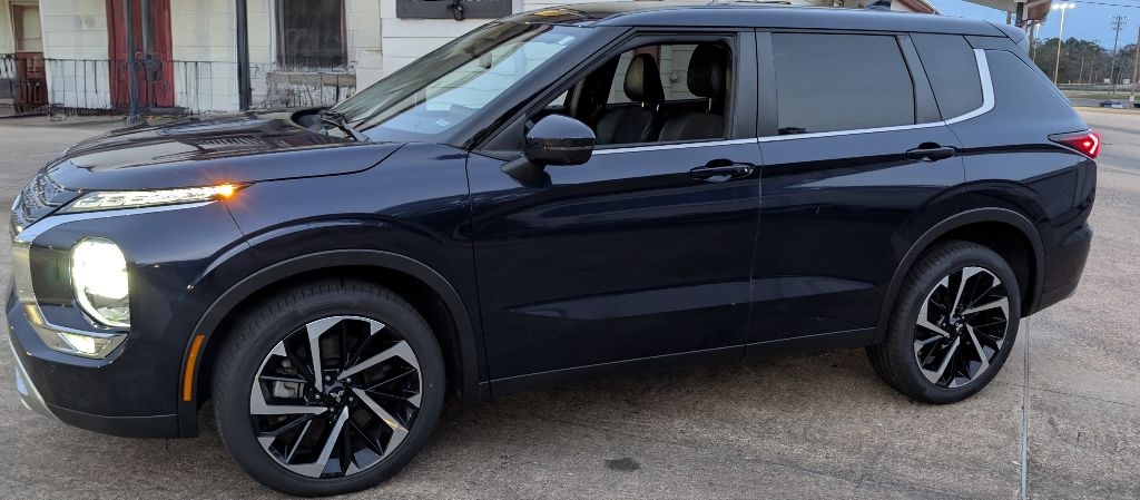 2024 Mitsubishi Outlander SE's photo