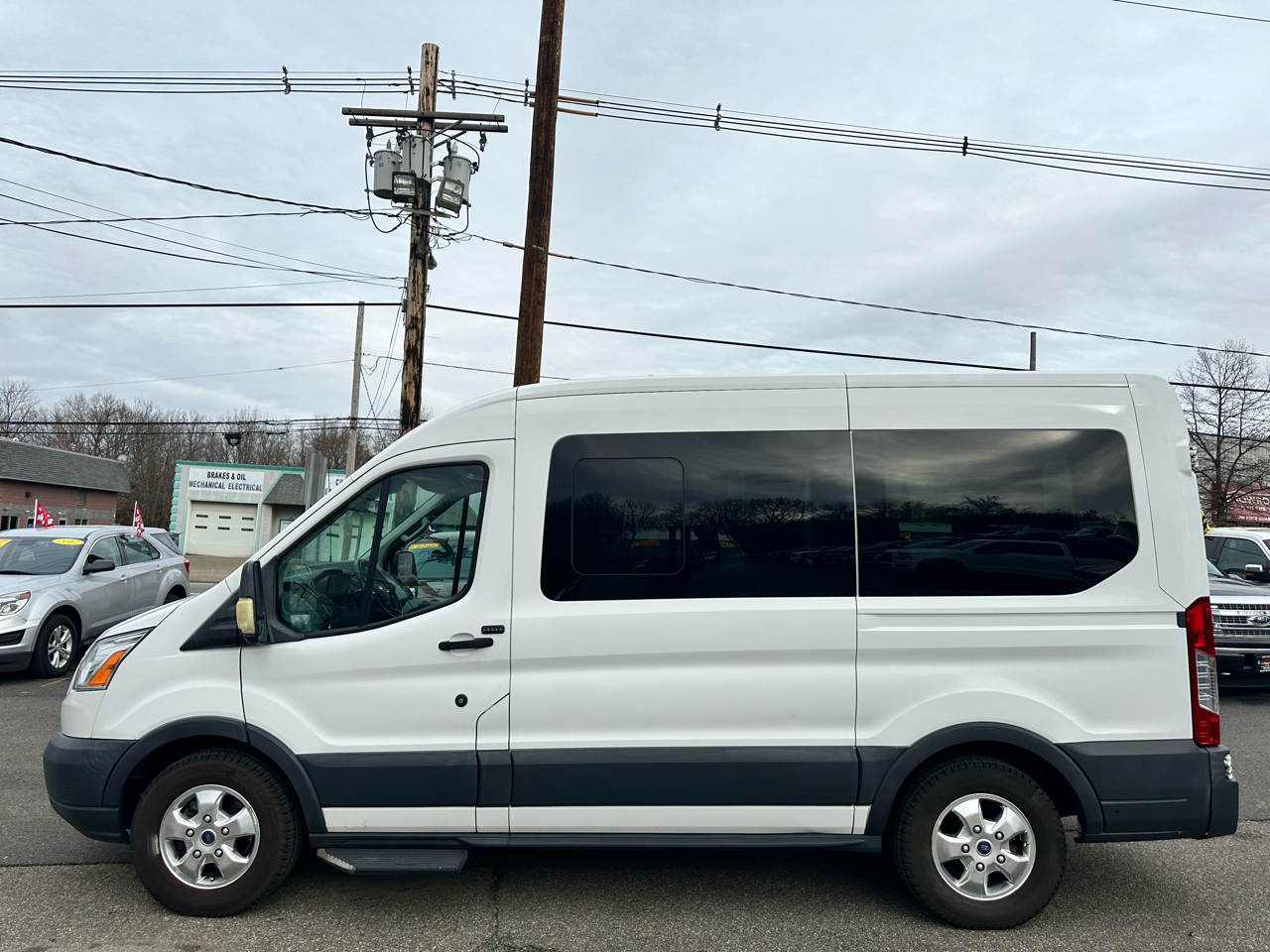Ford Transit 150 Wagon Med. Roof XLT w/Sliding Pass. 130-in. WB 2018