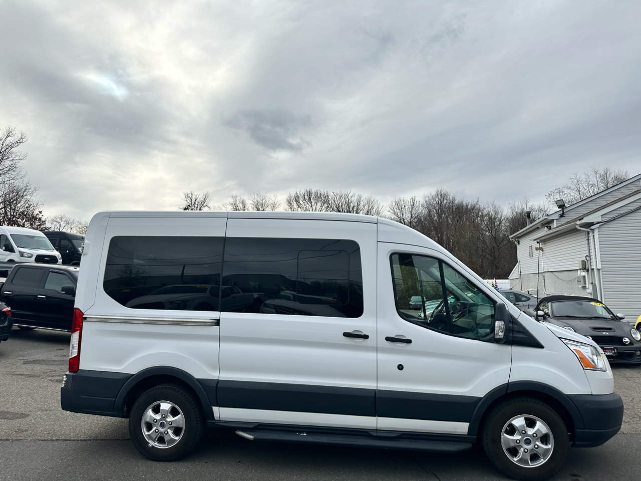 Ford Transit 150 Wagon Med. Roof XLT w/Sliding Pass. 130-in. WB 2018