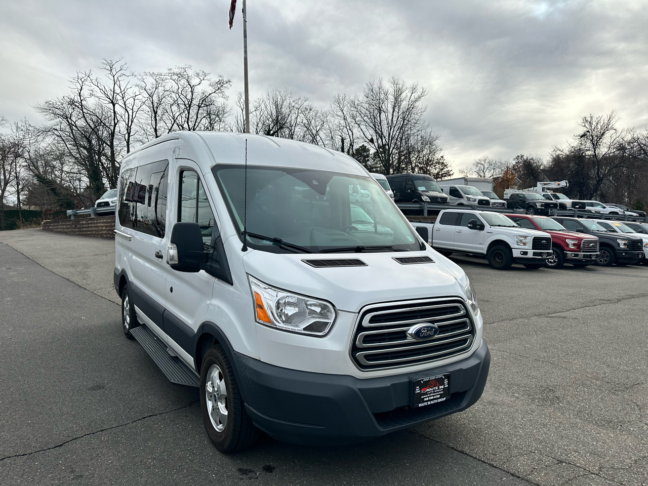 Ford Transit 150 Wagon Med. Roof XLT w/Sliding Pass. 130-in. WB 2018