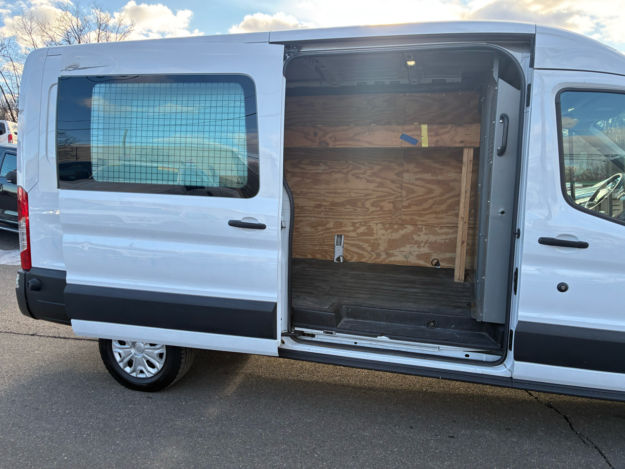 Ford Transit 250 Van Med. Roof w/Sliding Pass. 148-in. WB 2015