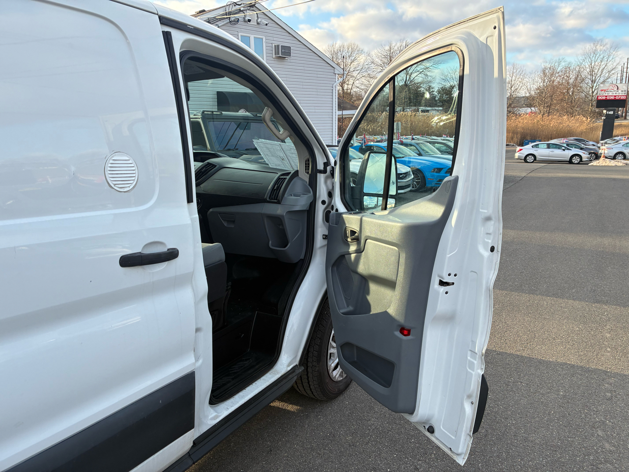 Ford Transit 250 Van Low Roof w/Sliding Pass. 130-in. WB 2017