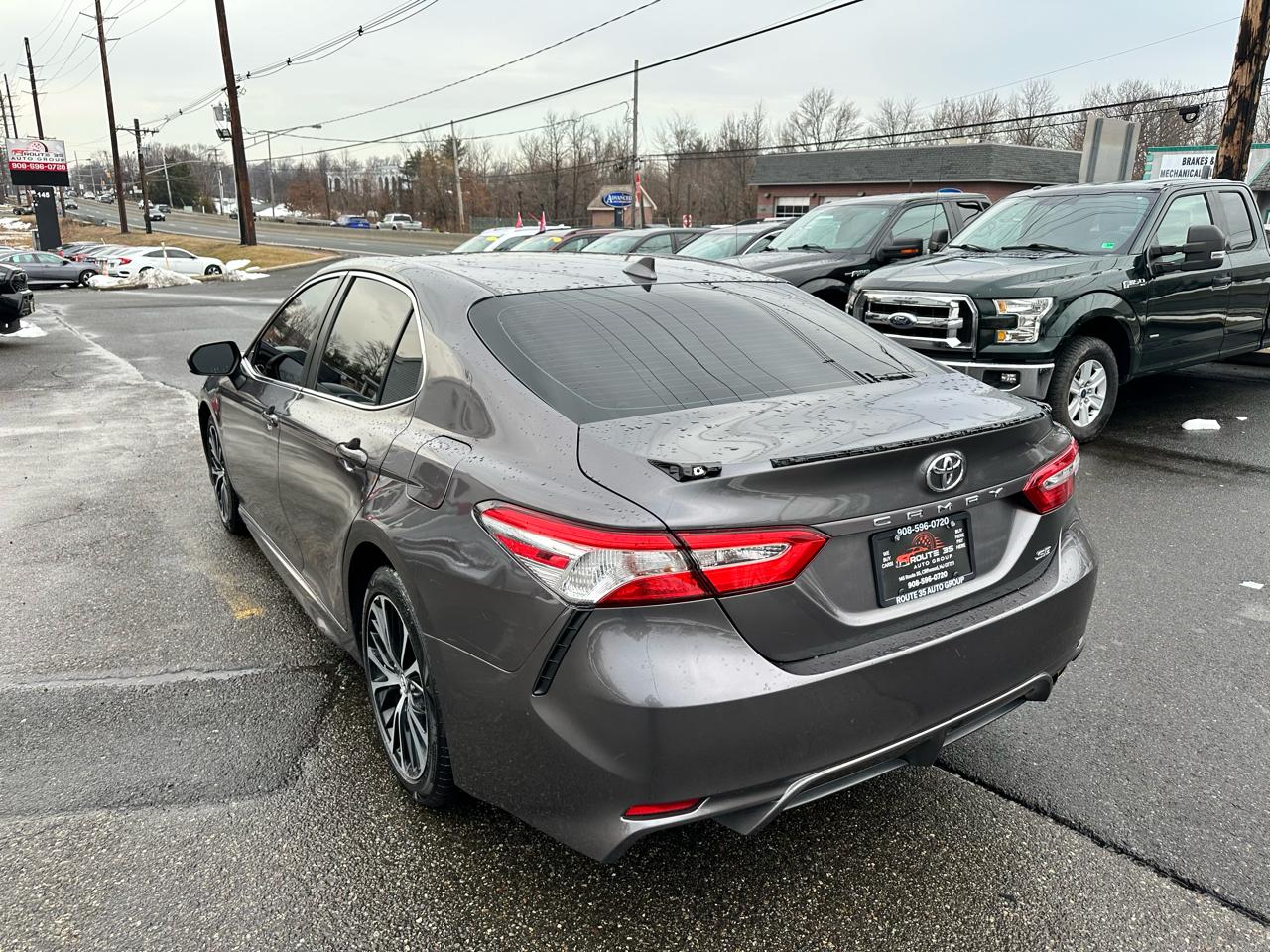 Toyota Camry SE 2020
