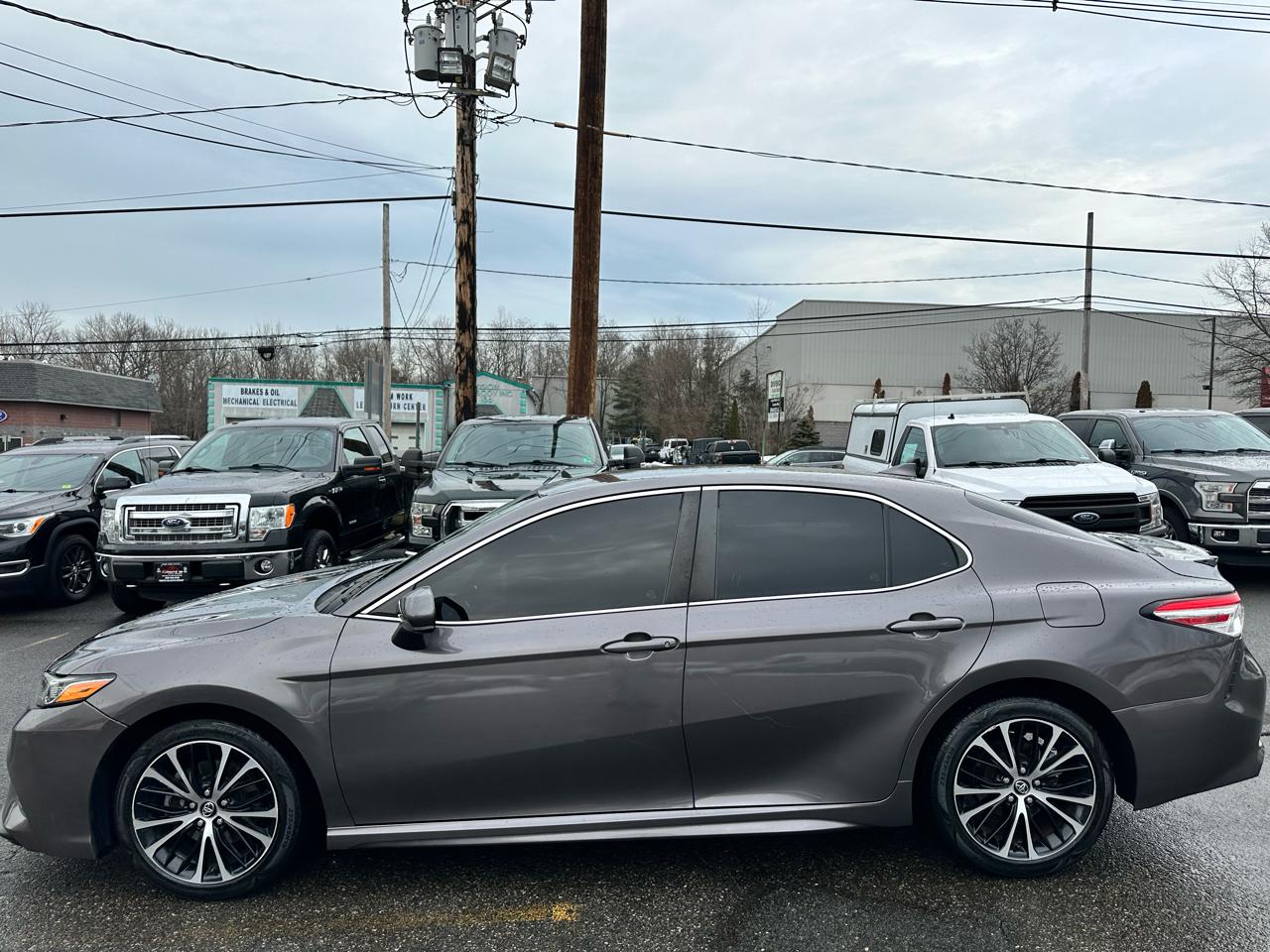 Toyota Camry SE 2020