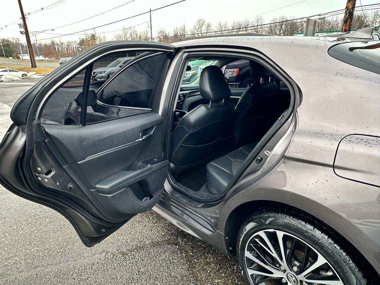 Toyota Camry SE 2020