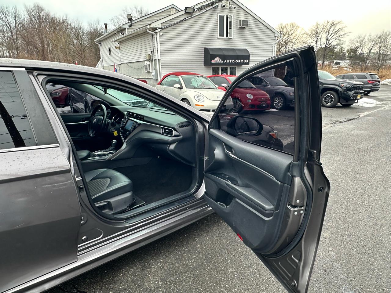 Toyota Camry SE 2020