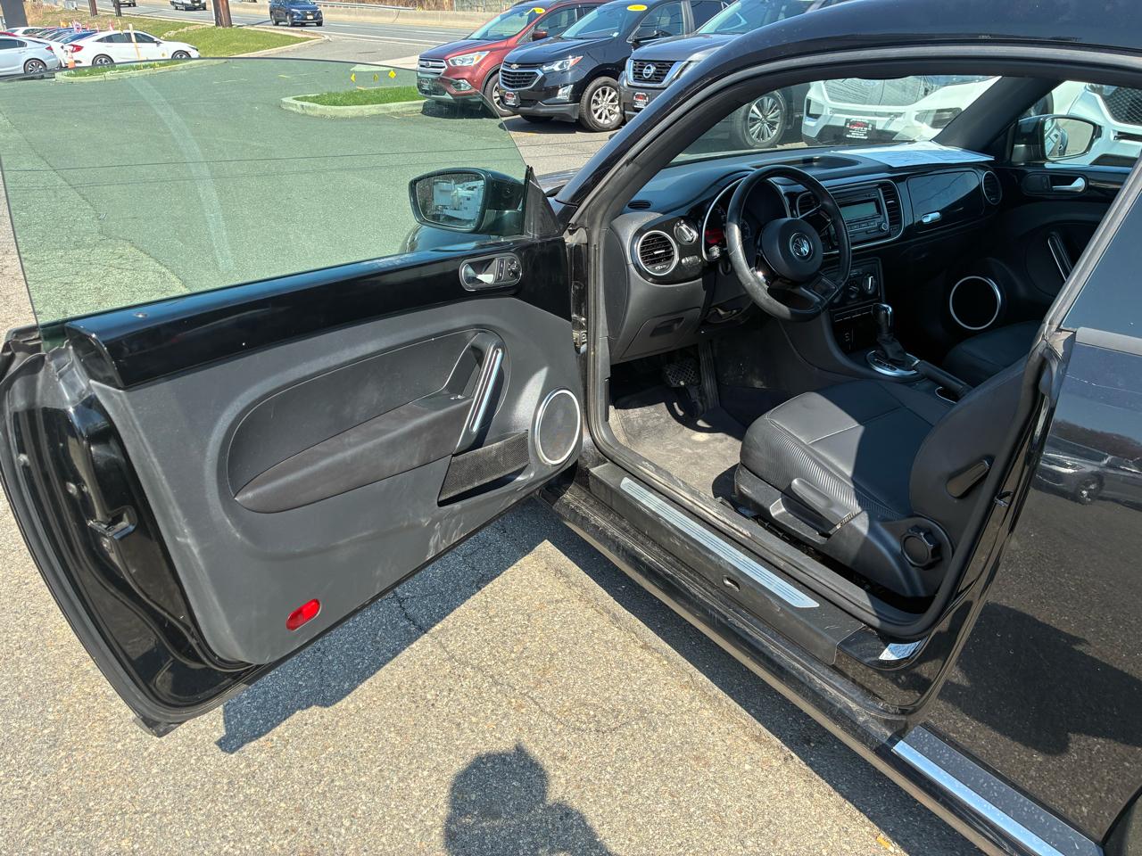 Volkswagen Beetle 2.5L w/Sunroof Sound & Nav 2012