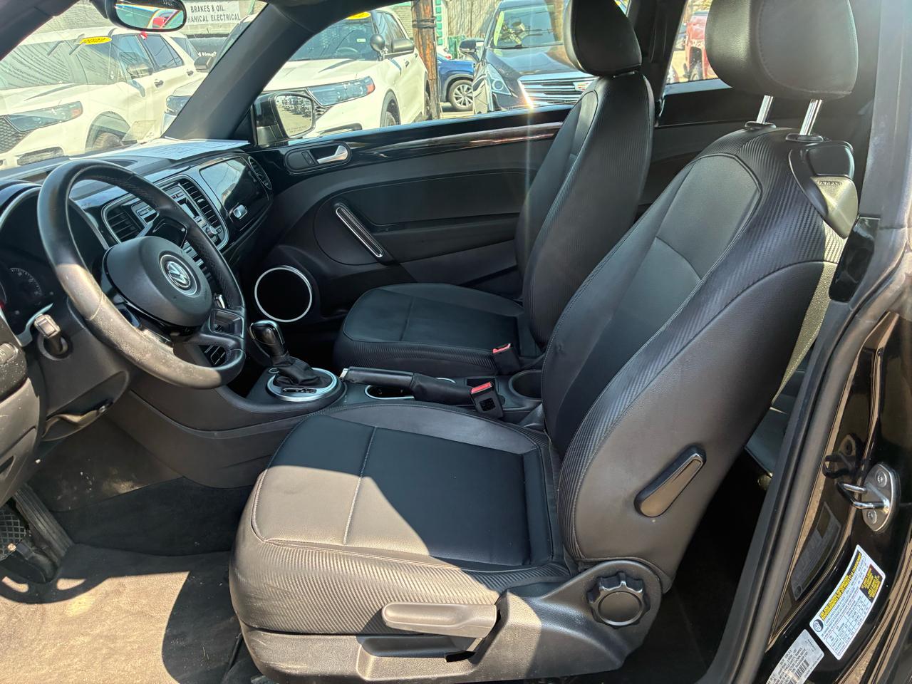 Volkswagen Beetle 2.5L w/Sunroof Sound & Nav 2012