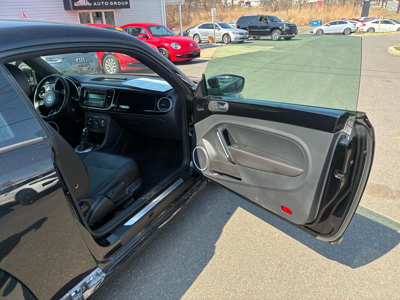 Volkswagen Beetle 2.5L w/Sunroof Sound & Nav 2012