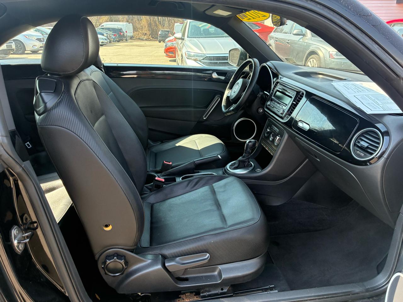 Volkswagen Beetle 2.5L w/Sunroof Sound & Nav 2012